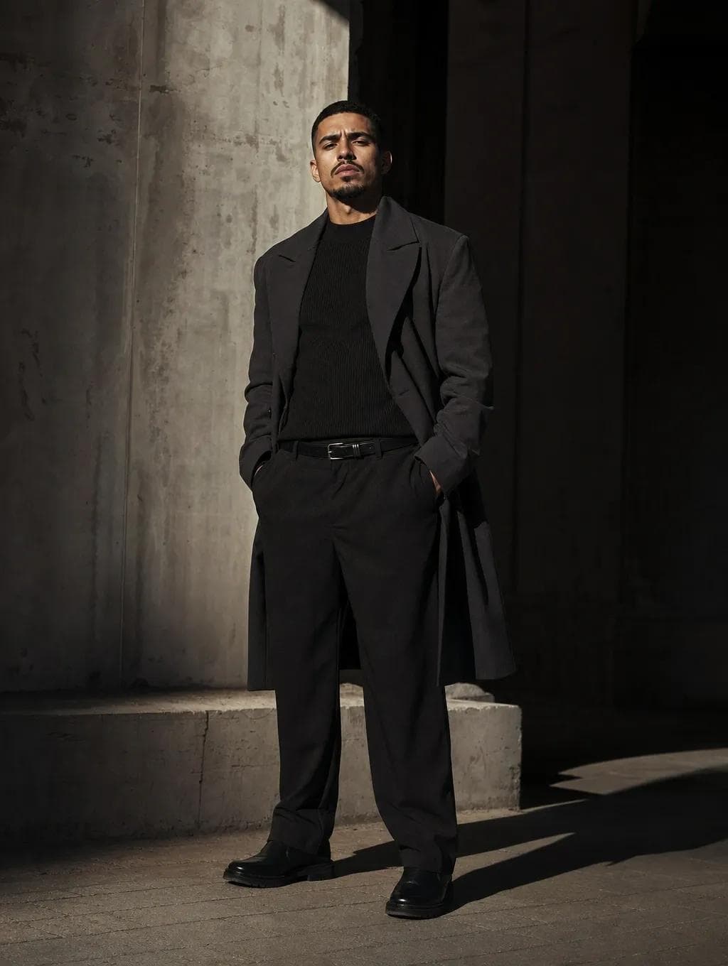 Homem com look completo em ambiente urbano — departamento Roupas